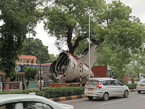 अहमदाबाद में क्रैश विमान का मलबा शिफ्ट करते वक्त हादसा:प्लेन की टेल पेड़ में फंसी, डालियां काटकर निकाली गई; 2 घंटे रास्ता बंद रहा