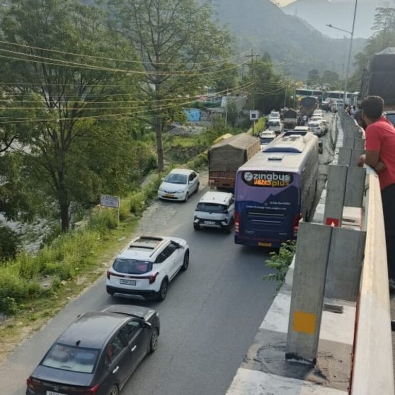 चंडीगढ़-मनाली फोरलेन पर 5 घंटे रोका जा रहा टैफिक:टूरिस्ट को अल्टरनेटिव-रूट अपनाने की सलाह; 10 जून तक बदला गया ट्रैफिक-प्लान