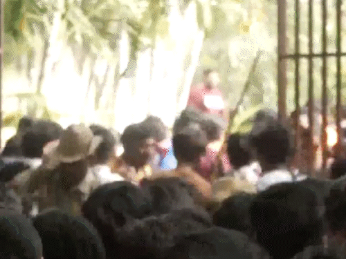 बेंगलुरु में भगदड़ की टाइमलाइन:RCB ने फैंस को फ्री-पास बांटे, भीड़ से स्टेडियम का गेट टूटा, पुलिस ने लाठीचार्ज किया