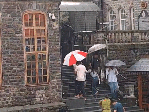 शिमला में भारी बारिश, सड़कें जलमग्न:लाहौल स्पीति में बर्फबारी, पहाड़ों पर बढ़ी ठंड, टूरिस्ट को गर्म कपड़े लाने की एडवाइजरी