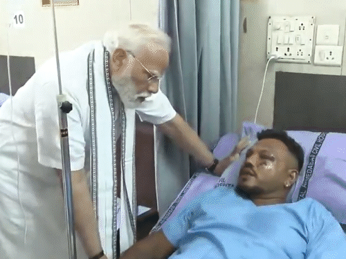 अहमदाबाद प्लेन क्रैश-सिर्फ एक बचे यात्री से मोदी मिले:बताया- मेरी आंख खुली तो लगा मैं जिंदा हूं, दरवाजा टूटते ही सीट समेत नीचे गिर गया