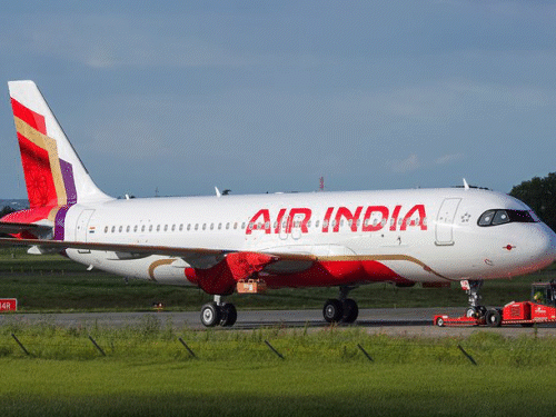 अहमदाबाद हादसा-एअर इंडिया के 3 अफसरों को हटाने का आदेश:DGCA ने एयरलाइन से 10 दिन में रिपोर्ट मांगी; हादसे में 270 मौतें हुई थीं