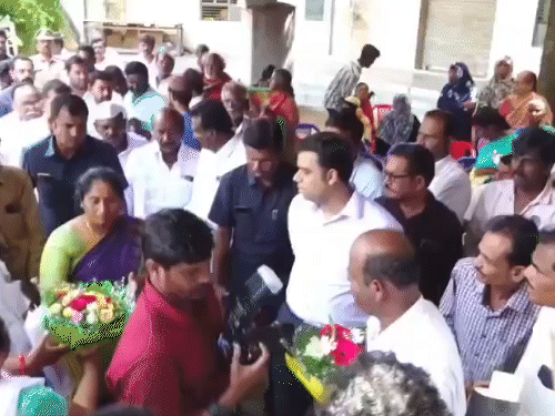 आंध्र प्रदेश में मंत्री ने गुस्से में बुके फेंका,VIDEO वायरल:DM से पूछा था- कितने सिलेंडर फ्री बांटे, जवाब नहीं मिला तो नाराज हुईं