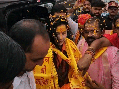 एक्ट्रेस ममता कुलकर्णी बोलीं-मैंने समाधि में कल्कि अवतार देखा:डेढ़ करोड़ की कार से संभल पहुंचीं; गले में रुद्राक्ष की मालाएं