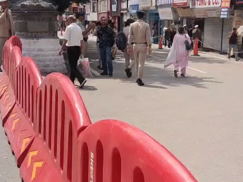 उप-राष्ट्रपति जगदीप धनखड़ शिमला पहुंचे:राजभवन में रुकेंगे, एक घंटे अन्नाडेल से गवर्नर हाउस तक ट्रैफिक रोका, जाम में फंसी गाड़ियां