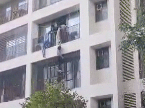 अहमदाबाद प्लेन क्रैश साइट का नया VIDEO:हॉस्टल की बालकनी से चादर के सहारे कूदे थे स्टूडेंट्स, इमारत के दोनों तरफ आग लगी थी