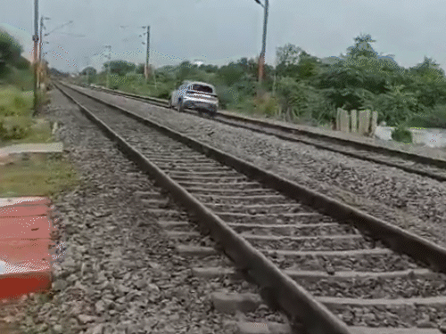 तेलंगाना में महिला ने रेलवे ट्रैक पर कार चलाई, VIDEO:20 लोगों ने मिलकर कार रोकी, महिला को बाहर निकाला