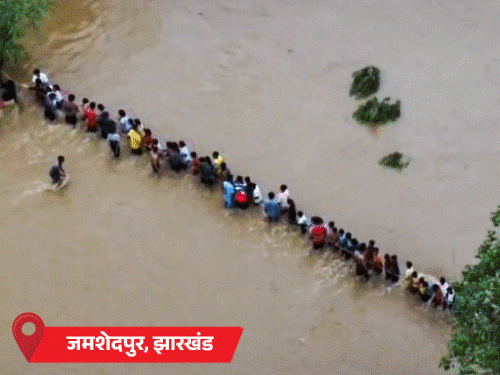 झारखंड के स्कूल में बाढ़, 162 बच्चे फंसे:सोशल मीडिया से सूचना मिलने पर पुलिस ने बचाया; यमुनोत्री मार्ग पर बादल फटा, 2 मजदूरों की मौत