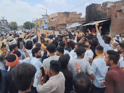 इटावा में यादव कथावाचक की पिटाई पर बवाल, हवाई फायरिंग:करीब डेढ़ हजार लोगों ने थाना घेरा, पुलिस पर पथराव, गाड़ी तोड़ी