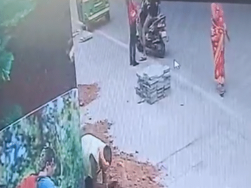 बेंगलुरु- रैपिडो राइडर को महिला ने पहले थप्पड़ मारा था:CCTV फुटेज आया; वायरल VIDEO में राइडर थप्पड़ मारते दिखा था