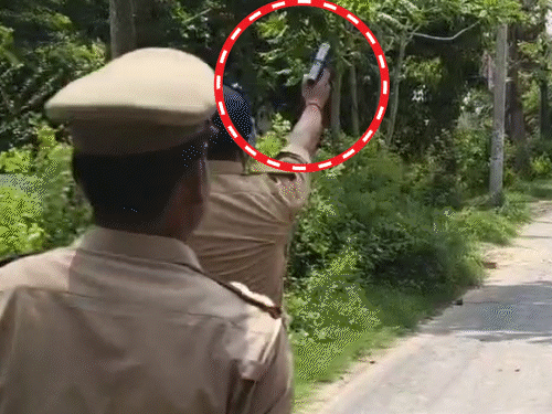 इटावा में कथावाचक की पिटाई पर बवाल, फायरिंग:CO-इंस्पेक्टर पिस्टल लेकर दौड़े; यादव संगठन के 2 हजार लोगों ने थाना घेरा, पुलिस पर पथराव, गाड़ी तोड़ी
