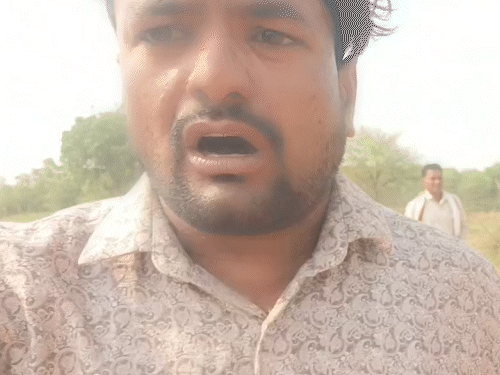 रेत खदान में फायरिंग...पत्रकारों को दौड़ा-दौड़ाकर पीटा:जिला खनिज अधिकारी को दी सूचना, पहुंचे माफिया के गुर्गे; VIDEO बनाकर वायरल किया तब बची जान