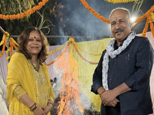 यूपी DGP राजीव कृष्ण और IRS मीनाक्षी सिंह की लवस्टोरी:बरेली में पहली बार मिले, एक जैसी सोच ने बनाया हमसफर