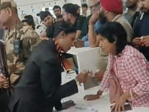 पटना एयरपोर्ट पर यात्रियों का हंगामा:180 यात्रियों का लगेज लिए बिना फ्लाइट पटना पहुंची, पैसेंजर्स से कहा- वजन ज्यादा हो गया था