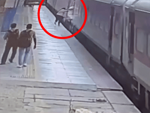 पंजाब में चलती ट्रेन के नीचे आई महिला का VIDEO:चढ़ने की कोशिश में पैर फिसला, प्लेटफार्म से ट्रैक पर गिरी, ट्रेन चलती रही