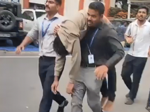 RCB की जीत के जश्न में भगदड़ की 22 PHOTOS:धक्का-मुक्की बढ़ी तो लोग एक-दूसरे पर चढ़ते गए; घायलों को गोद में, कंधों पर उठाकर अस्पताल पहुंचाया