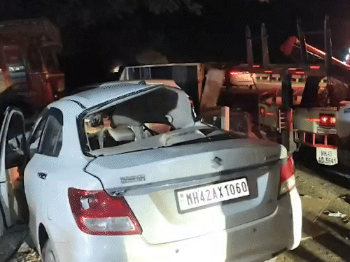 पुणे में रोड एक्सीडेंट, 8 की मौत:मरने वालों में 6 साल का बच्चा और एक महिला, खड़ी पिकअप से टकराई तेज रफ्तार कार