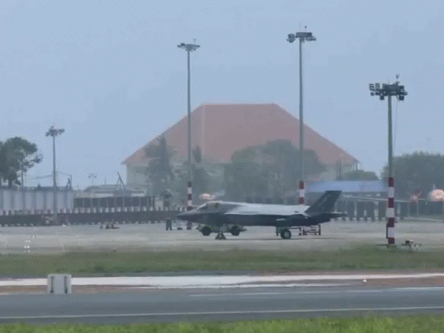 तिरुवनंतपुरम में ब्रिटेन के लड़ाकू विमान F-35 की इमरजेंसी लैंडिंग:फ्यूल की कमी से कैरियर पर नहीं लौट पाया; वायुसेना बोली- जेट का रास्ता बदलना सामान्य