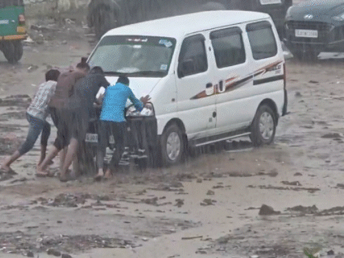 देश में बाढ़-बारिश के VIDEOS:जम्मू की तवी नदी में अचानक पानी बढ़ने से फंसा व्यक्ति, सूरत में गत्ते पर आराम से लेटा दिखा युवक