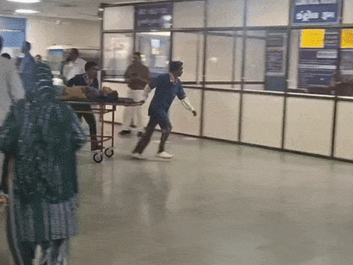 अहमदाबाद सिविल अस्पताल में पहुंचे पूरी तरह जले शव:स्ट्रेचर कम पड़े तो हाथ ठेले से लेकर गए लोग; अमित शाह ट्रॉमा सेंटर पहुंचे