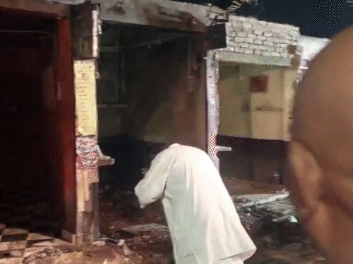 काशी में पहलवान लस्सी की दुकान पर चला बुलडोजर:भावुक मालिक हाथ जोड़कर खड़े रहा; चाची की कचौड़ी सहित 30 दुकानें ढहाईं