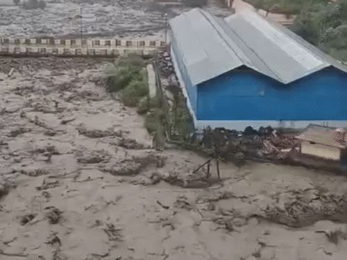 हिमाचल में बादल फटने से तबाही के 10-PHOTOS:8 गाड़ियां बही, सैंज-कसोल नाला उफान पर, मंत्री-DC फंसे; समदो-काजा सड़क पर पत्थर गिरे, गाड़ी-बाइक को नुकसान