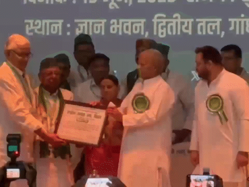 लालू बोले- RSS-नीतीश को हटाओ, तेजस्वी को CM बनाओ:RJD की मीटिंग में राबड़ी का PM पर तंज- जो अकेले रहता है, वह परिवार क्या जाने