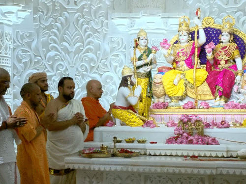 अयोध्या में राम दरबार की प्राण प्रतिष्ठा:सूरत के कारोबारी ने हीरे के आभूषण दान किए, योगी बोले- मोदी आधुनिक भारत के भगीरथ