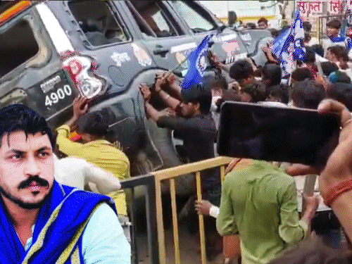 प्रयागराज में चंद्रशेखर नजरबंद, 5 हजार समर्थकों ने किया बवाल:15 गाड़ियां तोड़ीं, सड़क पर पलटाईं; ईंट-पत्थर फेंके, महिलाएं-बच्चे घायल