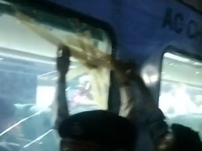 3 दिन में तीसरी बार शताब्दी एक्सप्रेस पर पथराव:बीना-झांसी के बीच सी-6 कोच की खिड़की टूटी; तीन दिन पहले भी हुई थी पत्थरबाजी