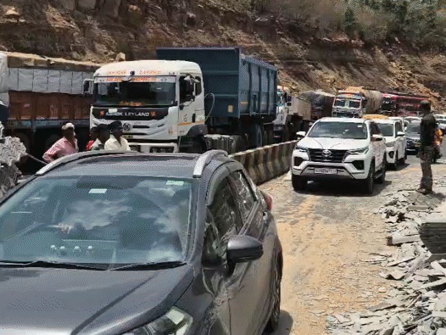 रीवा में ऑटो पर पलटा ट्रक, 7 की मौत:ओवरटेक करने के चक्कर में हादसा, प्रयागराज से गंगा स्नान कर लौट रहे थे ऑटो सवार