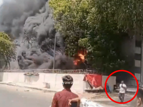अहमदाबाद प्लेन क्रैश में बचे इकलौते यात्री का नया VIDEO:प्लेन के गिरने के बाद धमाके वाली जगह से बाहर निकलता दिखा; कहा था- ये करिश्मे से कम नहीं
