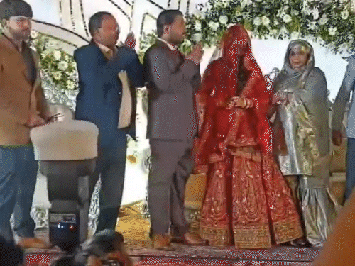 अपनी दुल्हनिया के साथ दिखे खान सर, VIDEO:लाल जोड़े में चेहरे तक घूंघट, स्टेज तक हाथ पकड़ कर साथ चले दोनों
