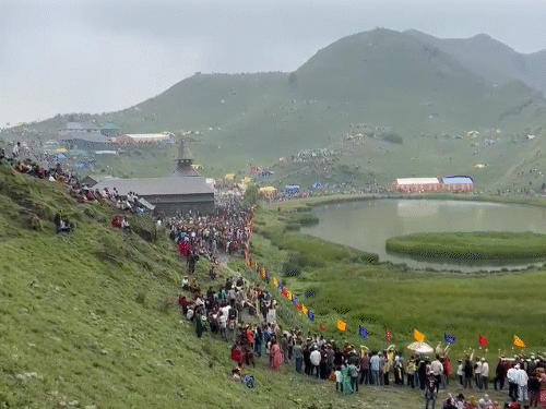 हिमाचल में मंदिर-झील के पास गंदगी फेंकी:प्रबंधक बोले-पॉलिथीन में मल, नेपकिन-डायपर, शराब-बीयर की बोतलें मिलीं; होटल न होने से टेंट में रुके थे टूरिस्ट