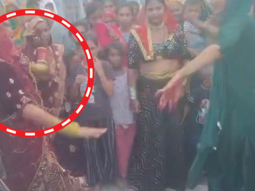 डांस कर रहीं महिलाओं-बच्चों को वैन ने रौंदा, VIDEO:आगरा में बच्चा पैदा होने की खुशी में नाच रही थीं; 30 घायल