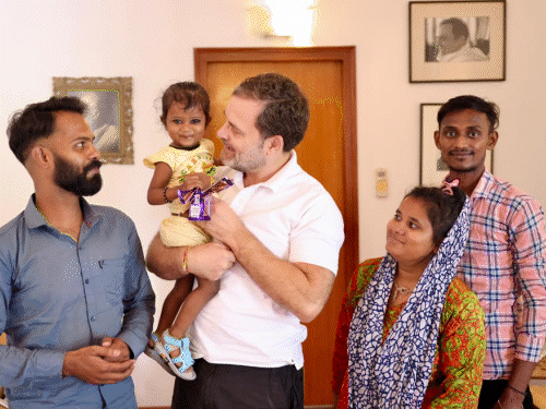 राहुल गांधी रायबरेली के बार्बर मिथुन से मिले:बेटी शिवांशी को गोद में लेकर फोटो खिंचवाई, लोकसभा चुनाव में काटे थे बाल