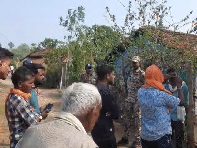 घर में फंदे पर लटके मिले मां और दो बच्चे:दोनों बच्चों के हाथ-पैर बंधे थे; डिंडौरी में बाजार से लौटे पिता ने शवों को उतारा
