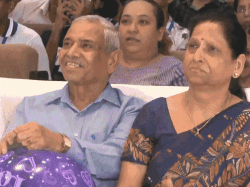 एस्ट्रोनॉट बेटा अंतरिक्ष को रवाना हुआ तो मां रो पड़ीं:लखनऊ में शुभांशु के स्कूल से मां-पिता ने लाइव देखा; लॉन्चिंग के बाद भांगड़ा किया