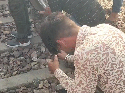 राजस्थान में गुर्जर समाज के लोगों ने ट्रेन रोकी:2 घंटे बाद ट्रैक से हटे; महापंचायत खत्म होने के बावजूद विरोध पर अड़े थे