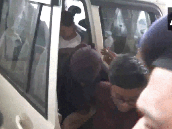 इंदौरी कपल केस- देखें आज दिनभर की 15 तस्वीरें:गाजीपुर से पटना एयरपोर्ट लाई गई सोनम; इंदौर में आरोपियों के घर तलाशी, एयरपोर्ट पर थप्पड़