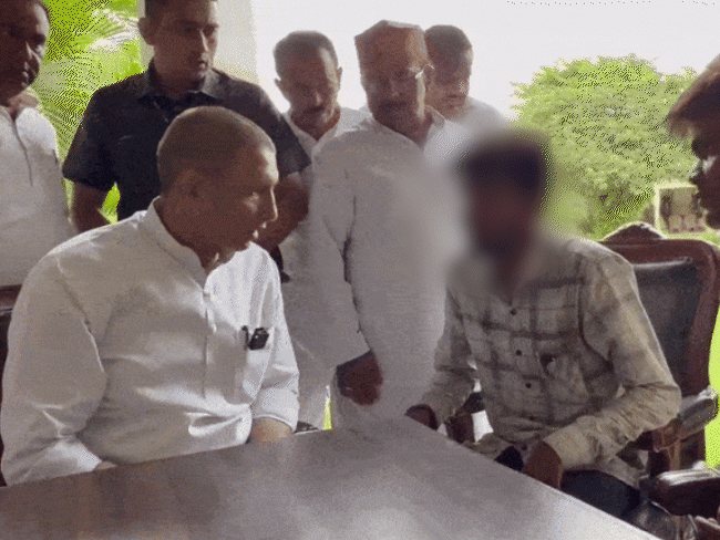 युवक को गंदगी खिलाने का आरोप, पटवारी से मिले पीड़ित:अशोकनगर एसपी बोले-घटना झूठी; वीडियो में दावा-मामला सैटल करने पीड़ित ने मांगे 25 लाख