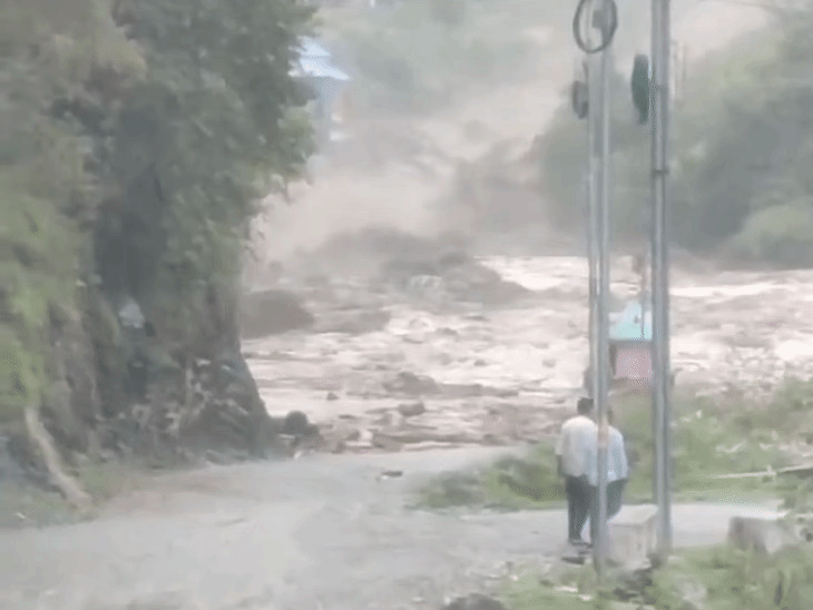 बारिश से उत्तराखंड-हिमाचल में तबाही, 20 PHOTOS:मनाली में हाईवे का हिस्सा बहा; राजस्थान के सरकारी अस्पताल में पानी घुसा