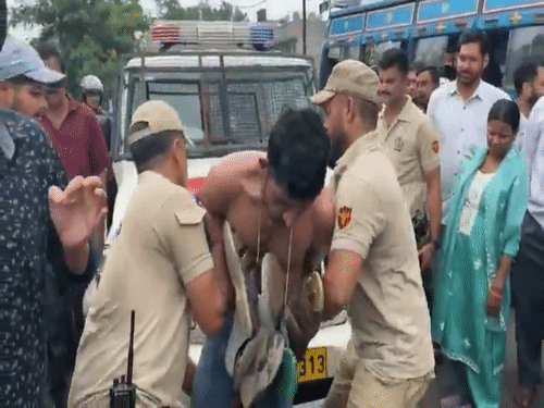 पुलिस ने चोरी के आरोपी को जूतों की माला पहनाई:गाड़ी के बोनट पर बैठाकर सड़कों पर घुमाया; जम्मू पुलिस ने जांच के आदेश दिए