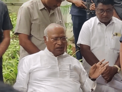 खड़गे बोले- मोदी ने 11 साल में 33 गलतियां की:मैंने अब तक ऐसा PM नहीं देखा, वोट के लिए गरीबों-युवाओं को मूर्ख बनाते हैं