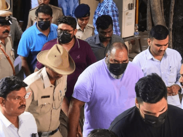 बेंगलुरु भगदड़ मामले पर हाईकोर्ट में आज सुनवाई:RCB के मार्केटिंग हेड की जमानत पर फैसला होगा; कल कर्नाटक सरकार ने टीम-BCCI को जिम्मेदार ठहराया
