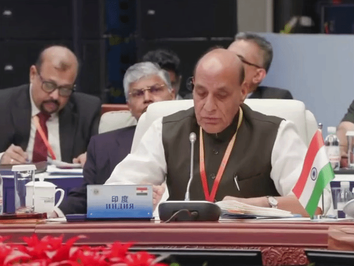 SCO बैठक में राजनाथ बोले-आतंकवाद के एपिसेंटर अब सेफ नहीं:डबल स्टैंडर्ड वाले देशों की आलोचना हो; मीटिंग में पाक के रक्षामंत्री भी मौजूद थे