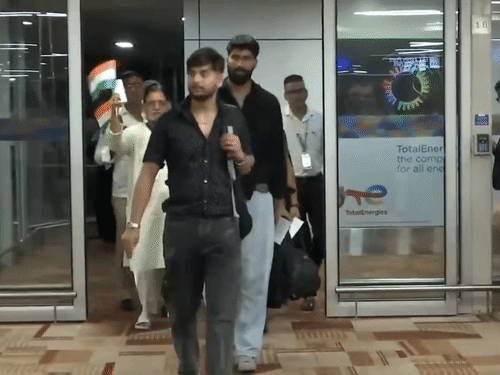 ऑपरेशन सिंधु- ईरान से 290 और नागरिक भारत पहुंचे:अब तक 1,117 भारतीय स्वदेश लौटे; प्लेन से उतरते ही वन्दे मातरम के नारे लगाए