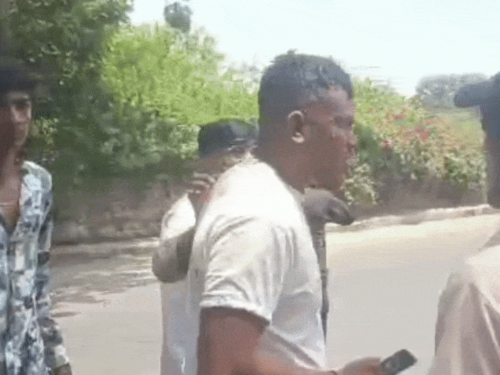 अहमदाबाद प्लेन क्रैश हादसे में सिर्फ एक यात्री बचा:रमेश विश्वास कुमार की तस्वीर आई सामने, चलते हुए नजर आए; कहा- ये करिश्मे से कम नहीं
