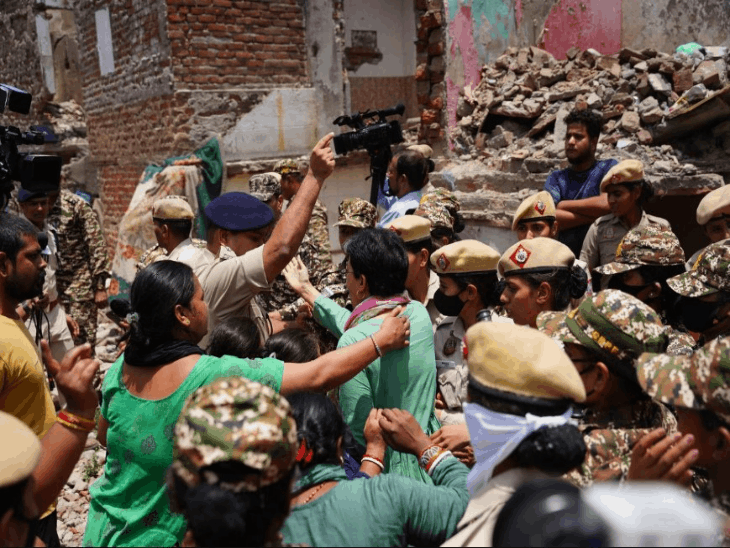 दिल्ली की पूर्व CM आतिशी पुलिस हिरासत में:कालकाजी में झुग्गियों को तोड़ने का विरोध करने पहुंची थीं, बोलीं- गरीबों की हाय लगेगी