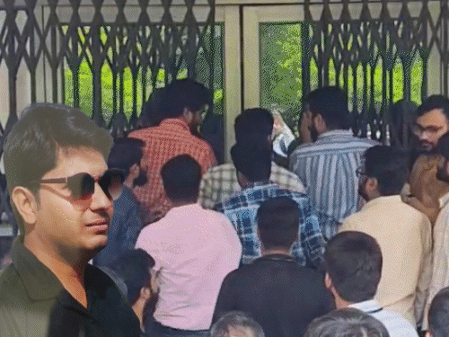 उदयपुर में डॉक्टर की वाटर-कूलर से करंट लगने से मौत:सरकारी मेडिकल कॉलेज में हादसा, गुस्साए रेजिडेंट्स की हड़ताल; बोले- प्रिंसिपल, हाॅस्टल वार्डन इस्तीफा दें